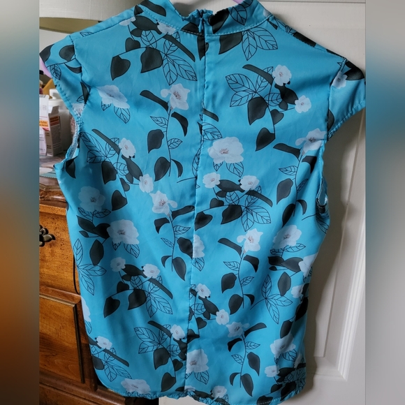 Lightweight sleeveless blouses with flowers. - Picture 4 of 4